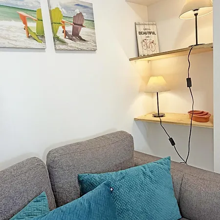 Tiny Townhouse By Junto Ao Mar تافيرا