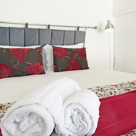 Tiny Townhouse By Junto Ao Mar تافيرا